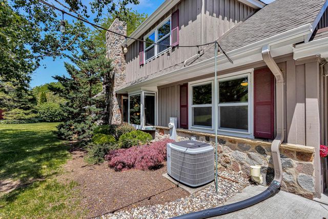 2311 W Kenboern DRIVE, Glendale, WI 53209
