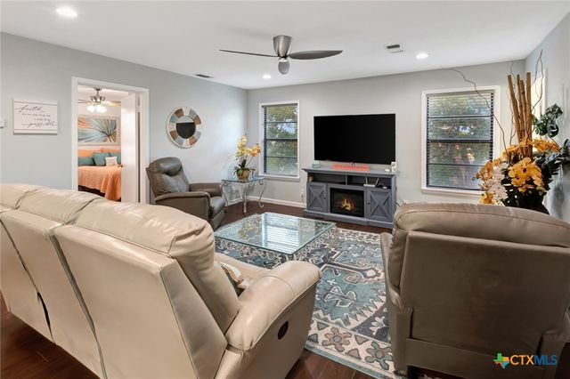 1106 W Jefferson Avenue, Port O'connor, TX 77982