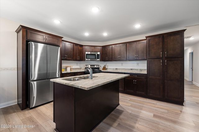 6713 Eagle Wood Dr, Louisville, KY 40272