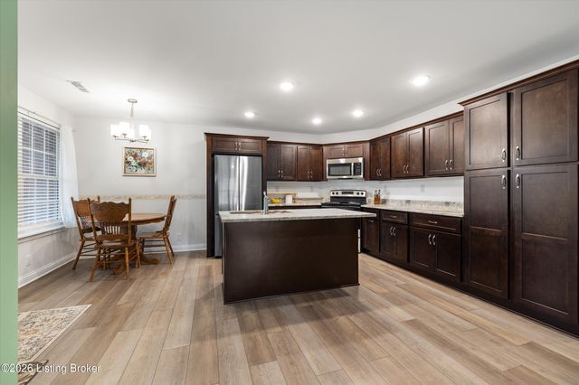 6713 Eagle Wood Dr, Louisville, KY 40272