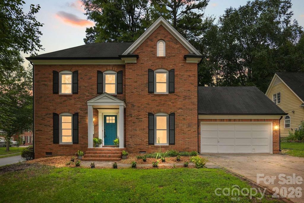 612 Grays Creek Lane, Charlotte, NC 28214