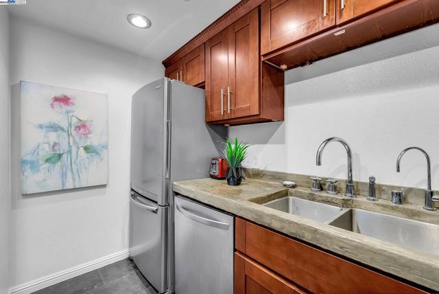 400 Wayne Ave 1, Oakland, CA 94606