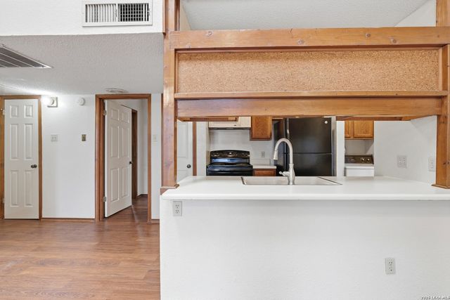 8633 Datapoint Dr Apt 270, San Antonio, TX 78229