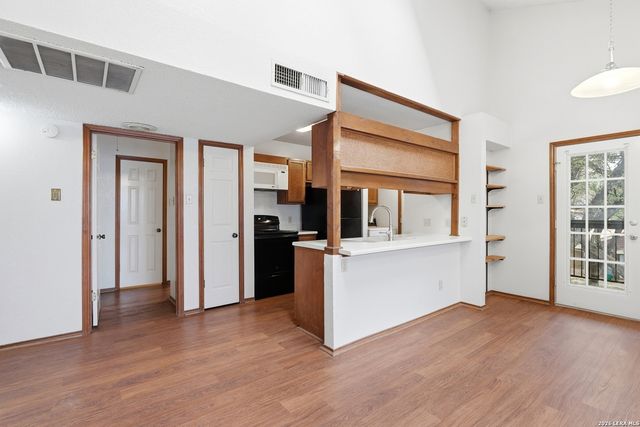 8633 Datapoint Dr Apt 270, San Antonio, TX 78229