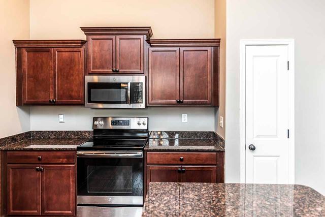 240 DOGWOOD SPRINGS DR, Oakland, TN 38060