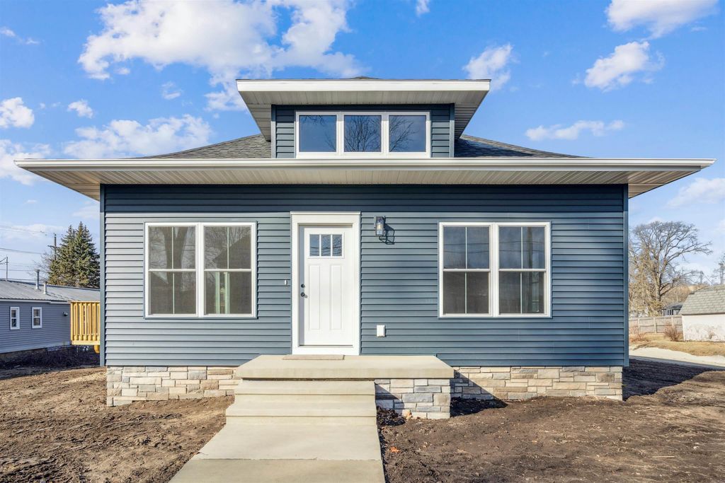 707 NE 5th Avenue, Independence, IA 50644