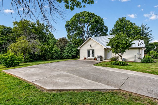 129 Oakland Dr, Gallatin, TN 37066