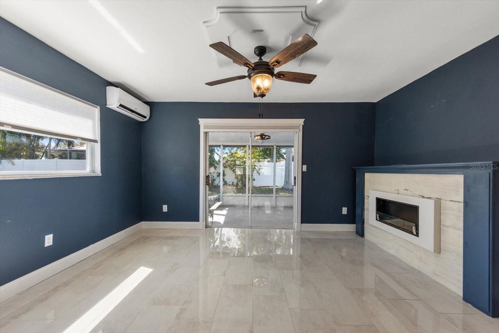 Image 11 of property listing at 12468 EMPIRE DRIVE, Seminole, FL 33772