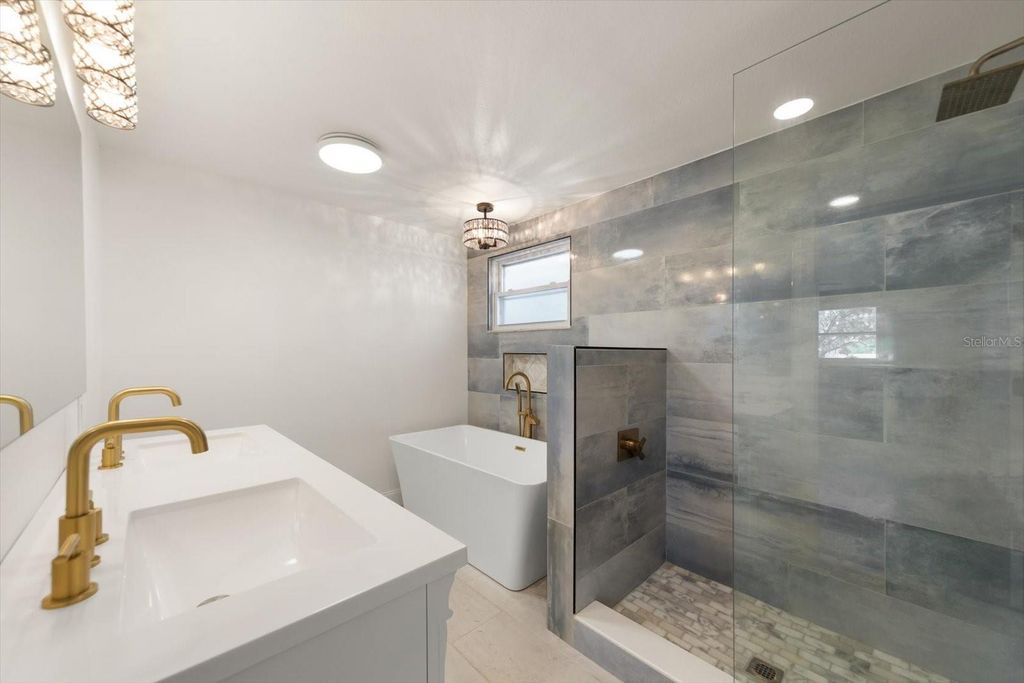 Image 15 of property listing at 12468 EMPIRE DRIVE, Seminole, FL 33772