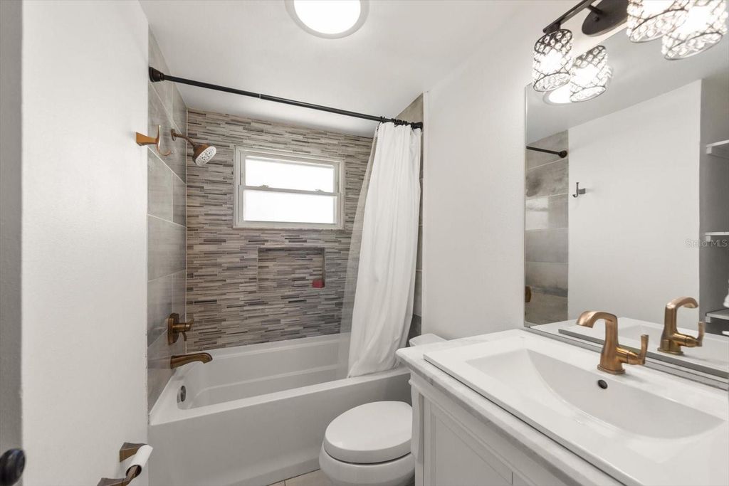 Image 18 of property listing at 12468 EMPIRE DRIVE, Seminole, FL 33772