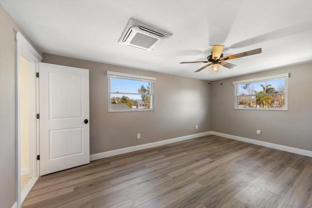 Image 19 of property listing at 12468 EMPIRE DRIVE, Seminole, FL 33772