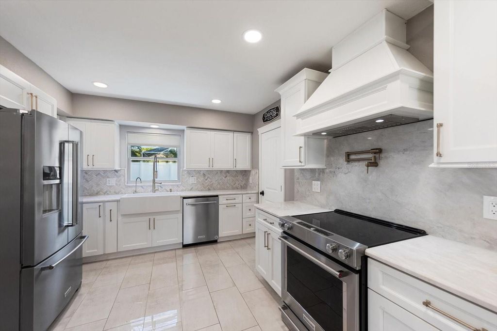 Image 3 of property listing at 12468 EMPIRE DRIVE, Seminole, FL 33772