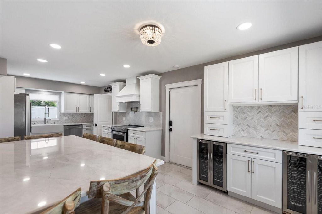 Image 4 of property listing at 12468 EMPIRE DRIVE, Seminole, FL 33772