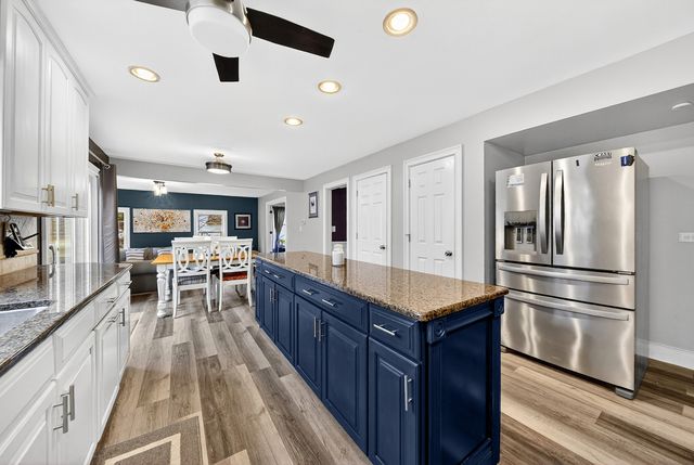 1404 Amy Lane, Libertyville, IL 60048