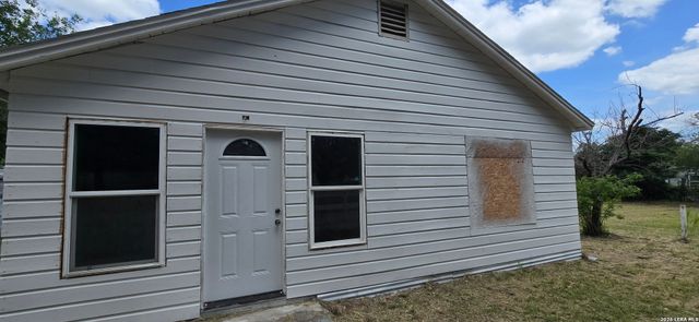 706 DEVINE DR, Devine, TX 78016