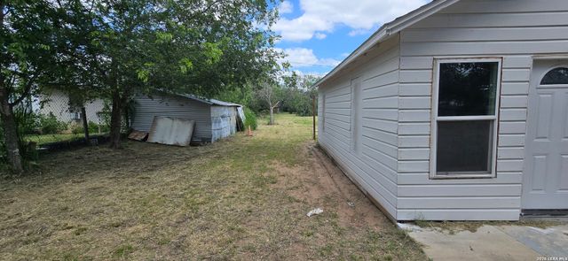 706 DEVINE DR, Devine, TX 78016
