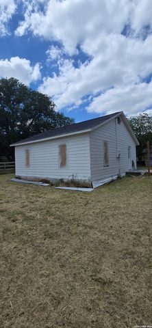 706 DEVINE DR, Devine, TX 78016