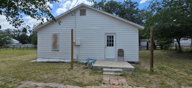 706 DEVINE DR, Devine, TX 78016