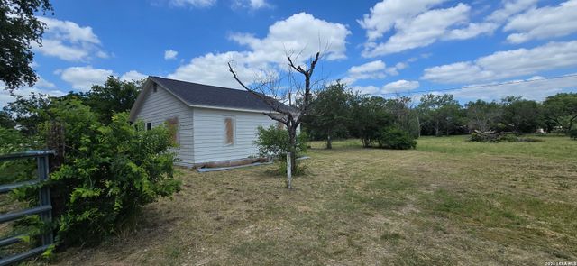 706 DEVINE DR, Devine, TX 78016
