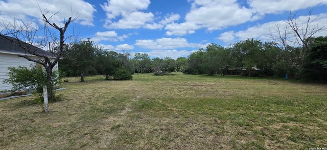 706 DEVINE DR, Devine, TX 78016