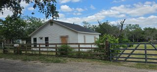 706 DEVINE DR, Devine, TX 78016