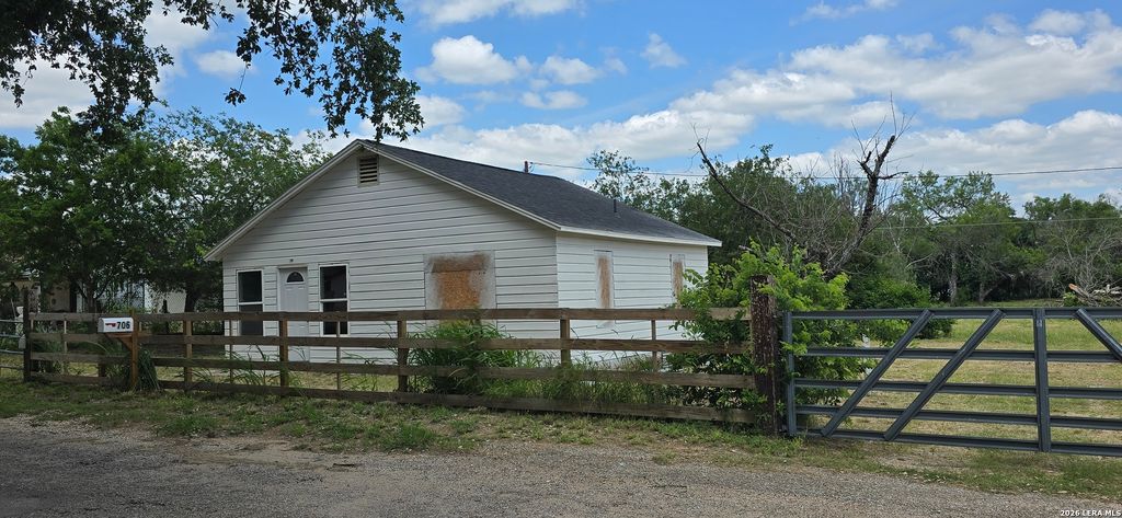 706 DEVINE DR, Devine, TX 78016