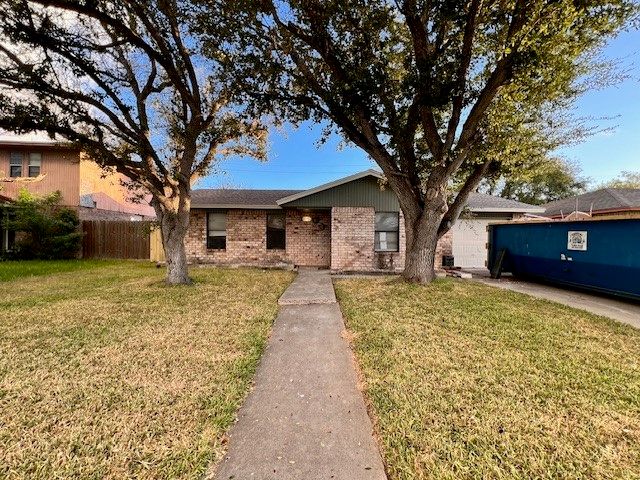 1605 Triple Crown Dr, Corpus Christi, TX 78417