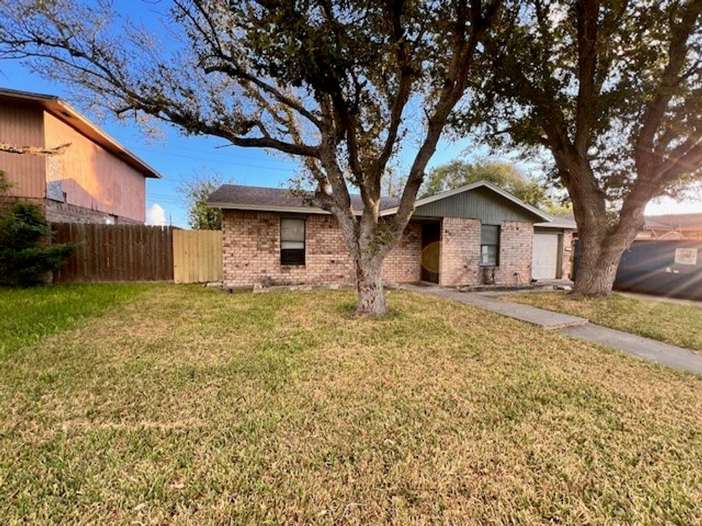 1605 Triple Crown Dr, Corpus Christi, TX 78417