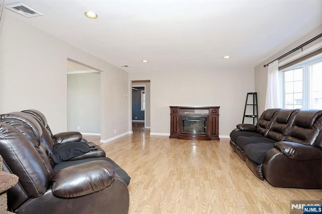 16 Maple Avenue, South Hackensack, NJ 07606