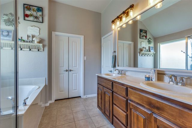 11564 Round Leaf Drive, Fort Worth, TX 76244