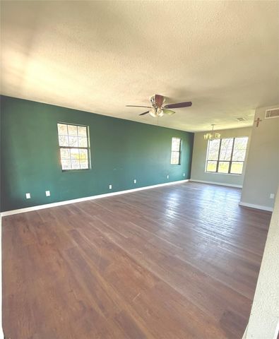 411 W Avenue K Ave, Jarrell, TX 76537