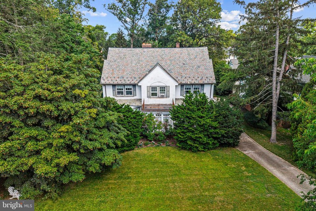 233 E KINGS HWY, Audubon, NJ 08106