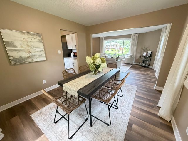 8304 Airline Avenue, Urbandale, IA 50322