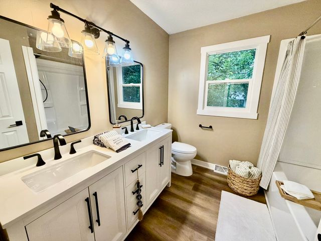 8304 Airline Avenue, Urbandale, IA 50322