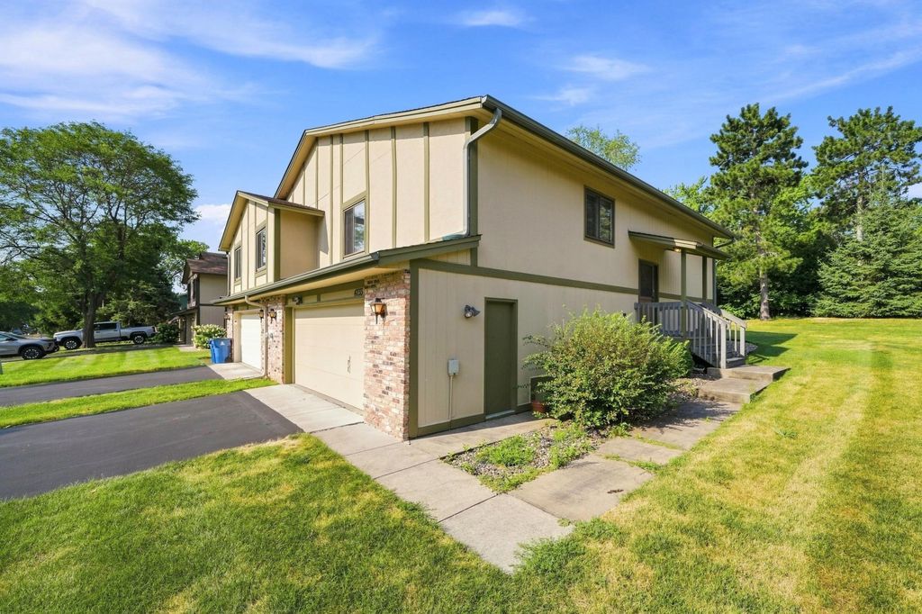 4233 Thornhill Lane, Vadnais Heights, MN 55127
