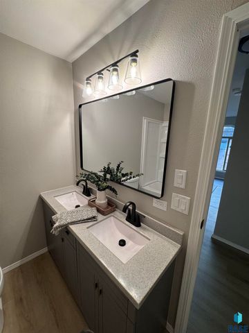 406 N Cherry St Street, Lennox, SD 57039