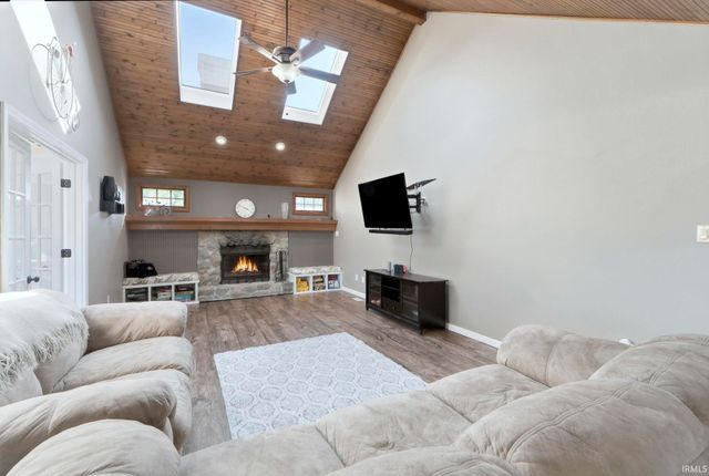 2221 Hunters Cove, Fort Wayne, IN 46804