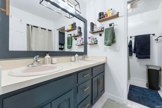 2221 Hunters Cove, Fort Wayne, IN 46804