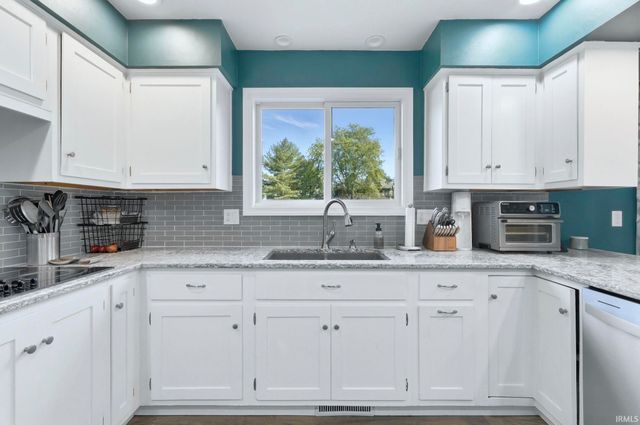 2221 Hunters Cove, Fort Wayne, IN 46804