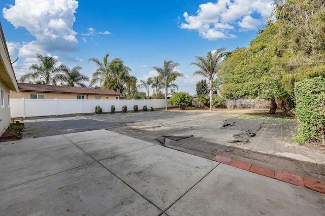 3740 La Colusa Dr, San Marcos, CA 92078