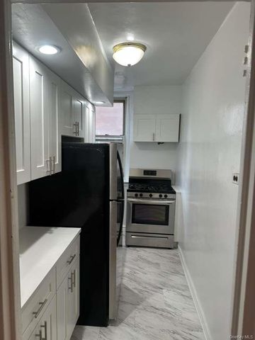 63-109 Saunders Street A8, Rego Park, NY 11374
