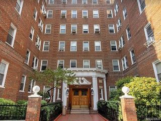 63-109 Saunders Street A8, Rego Park, NY 11374