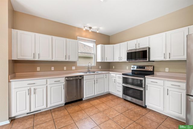 2410 S River Rock Drive, Papillion, NE 68046