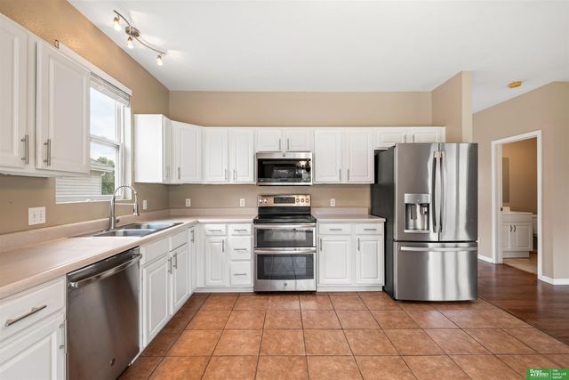 2410 S River Rock Drive, Papillion, NE 68046