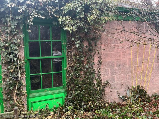 33670 Hillcrest Drive, Farmington, MI 48335