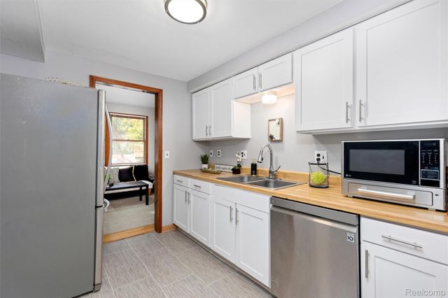 21326 Flanders Street, Farmington, MI 48335