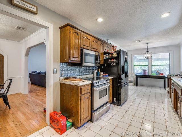 9703 S 70TH East Avenue, Tulsa, OK 74133