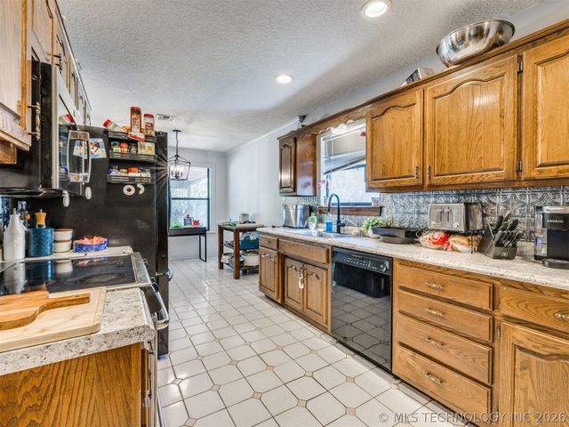 9703 S 70TH East Avenue, Tulsa, OK 74133