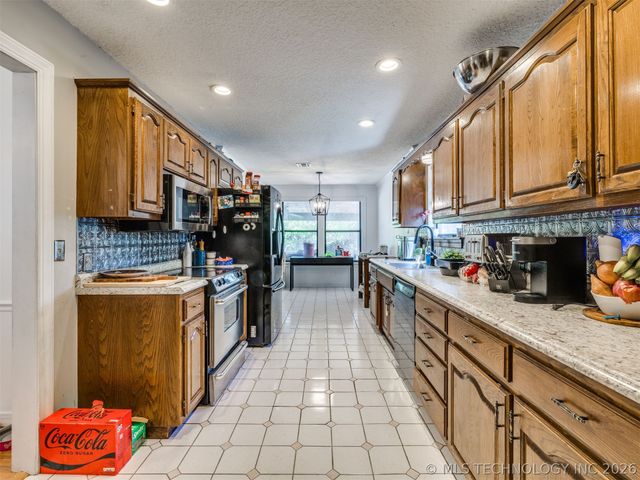 9703 S 70TH East Avenue, Tulsa, OK 74133