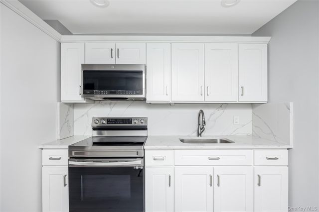 218 Sunrise Highway 2E, Rockville Centre, NY 11570